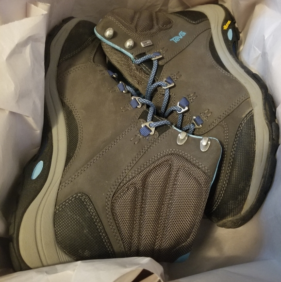 Teva Shoes - Teva hiking boots size 9